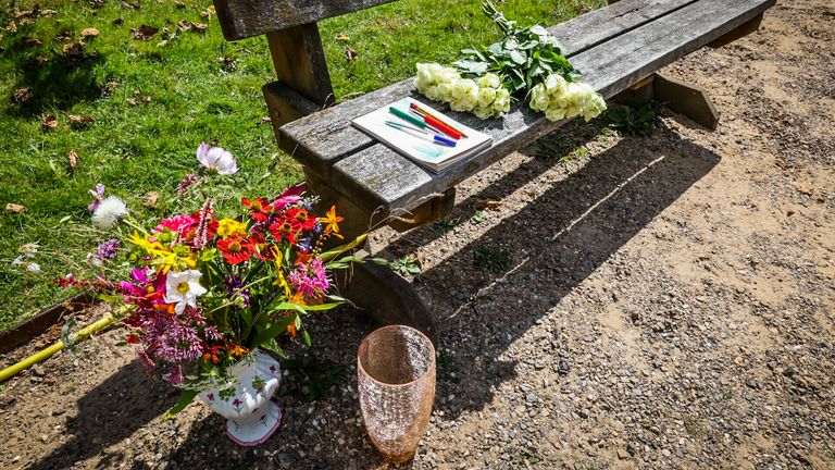 Mensen kunnen hun steun betuigen op de gedenkplek (foto: SQ Vision).