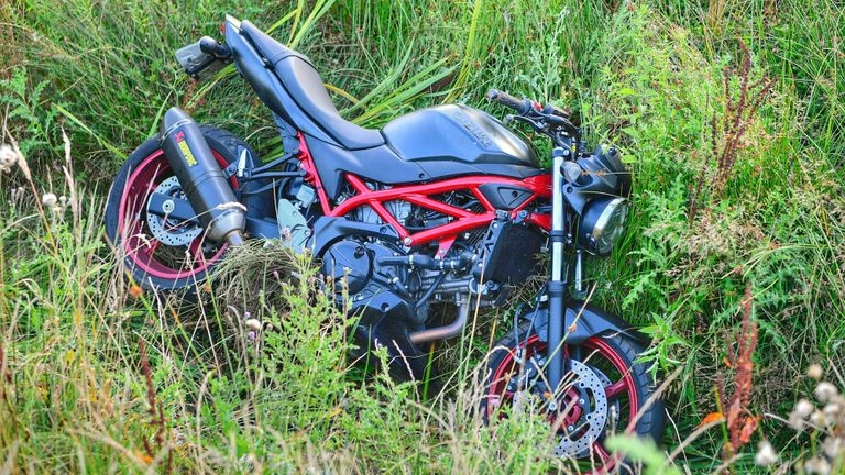 De motor van de omgekomen man ligt in de greppel en was nauwelijks te zien (foto: Rico Vogels - SQ Vision).