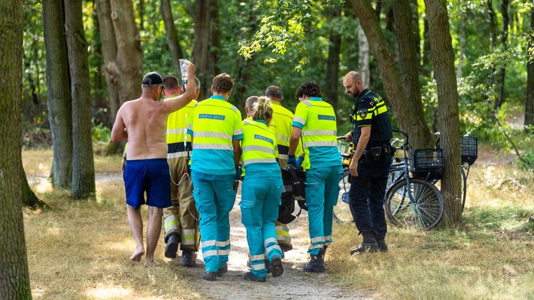 Het slachtoffer kreeg onder anderen hulp van een recreant (foto: Iwan van Dun/SQ Vision Mediaprodukties).