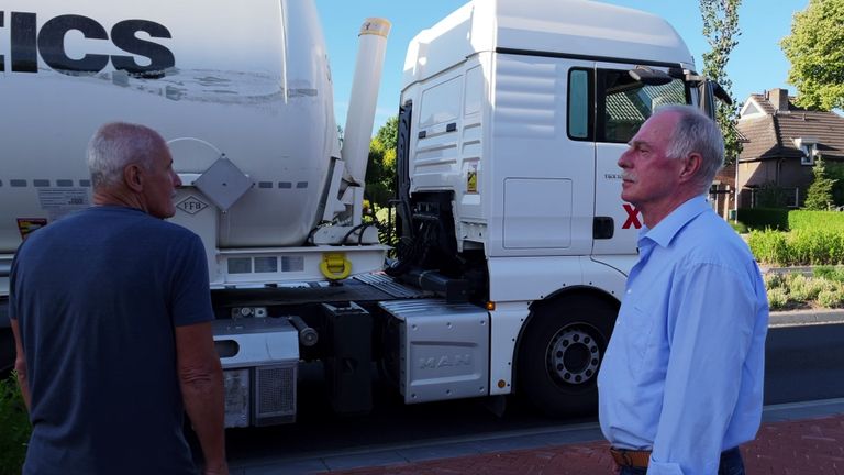 Huub en Hans zien de ene na de andere vrachtwagen door het dorp rijden (foto: Jos Verkuijlen).