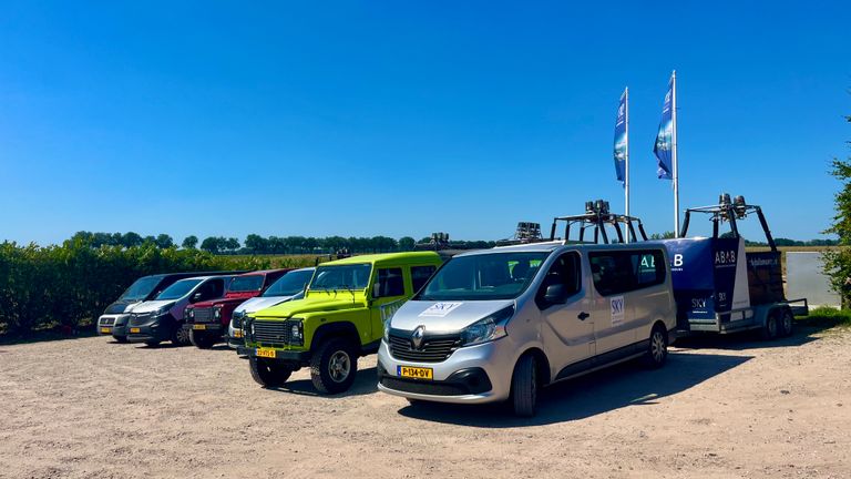 Zes wagens met aanhangers op het terrein van Sky Ballonvaarten (foto: Raoul Cartens).