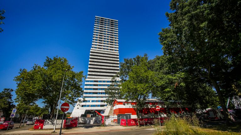 Een bouwvakker is gewond geraakt, toen een kraan een deel van de lading verloor. (foto: SQVision).