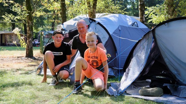 Wes (links), Kees en Mats voor hun tentjes op de camping. 