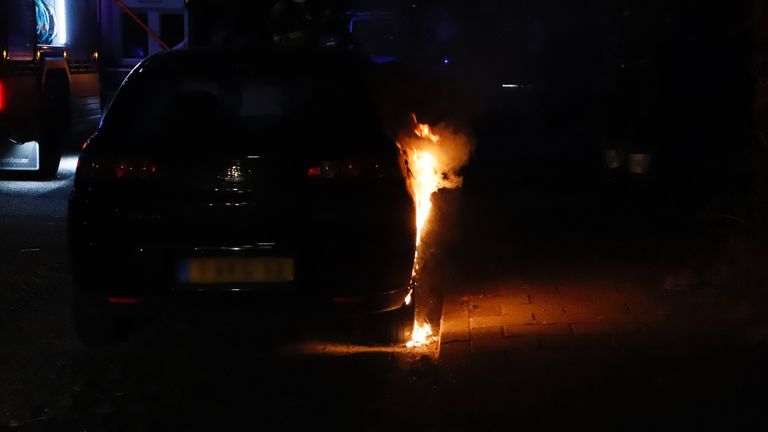 Autobrand in de Jeroen Boschstraat (foto: Saskia Kusters/SQ Vision).