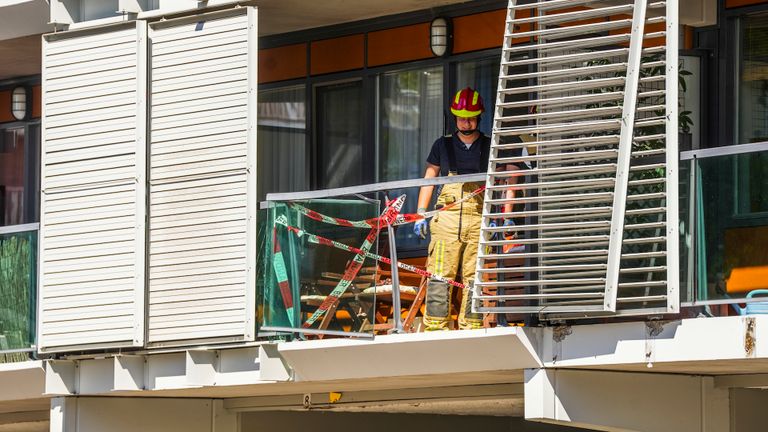 Het balkon aan de Lei in Veldhoven raakte beschadigd foto: SQ Vision).