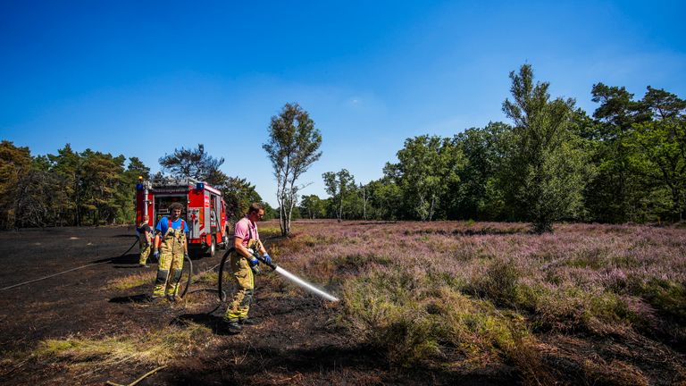 De brandweer staat op scherp vanwege de voortdurende hitte (foto: SQ Vision).