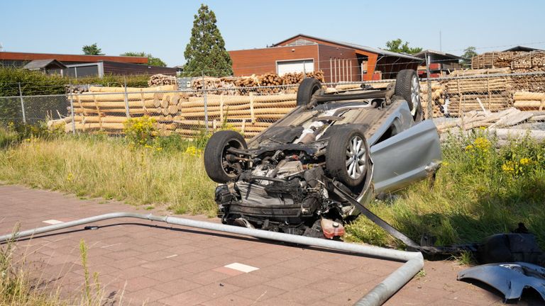 De auto op zijn kop in Deurne (foto: Harrie Grijseels/SQ Vision Mediaprodukties).