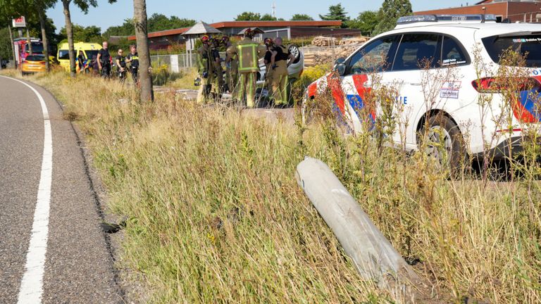 De lantaarnpaal die omver werd gereden (foto: Harrie Grijseels/SQ Vision Mediaprodukties).