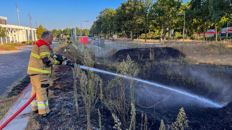 Twee van de brandweerlieden die in Oss werden ingezet (foto: Gabor Heeres/SQ Vision Mediaprodukties).