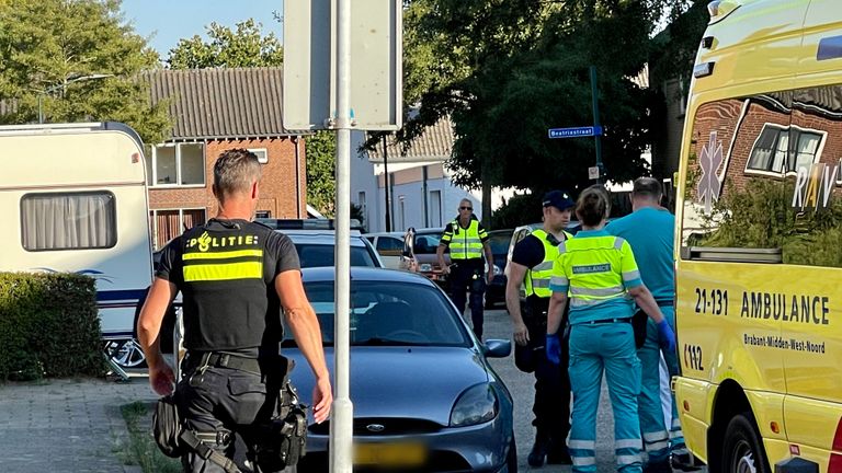 Politie en ambulance in de buurt van de plek waar de man werd gevonden (foto: Persbureau SK-Media/SQ Vision Mediaprodukties).