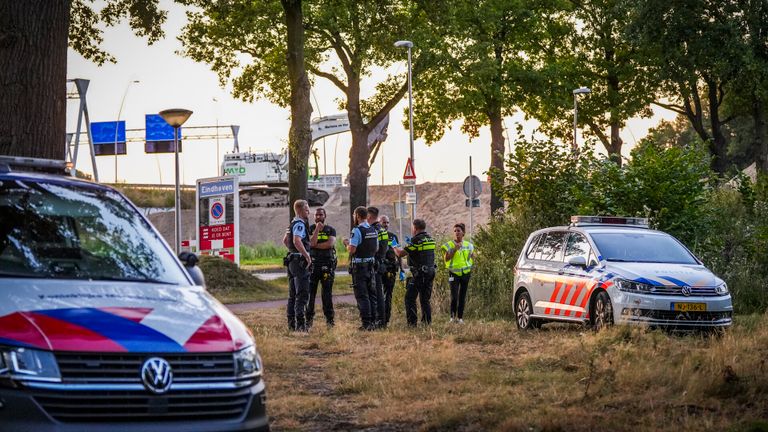 Agenten overleggen (foto: SQ Vision Mediaprodukties).