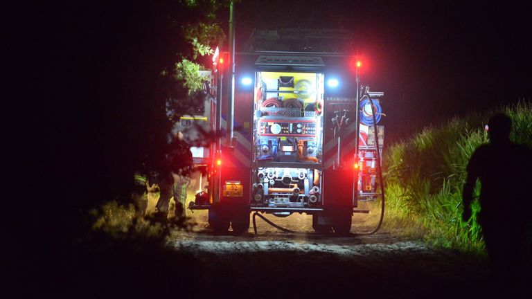 De brandweer kwam met drie wagens naar de Kuikensvendijk in Budel (foto: Johan Bloemers/SQ Vision).