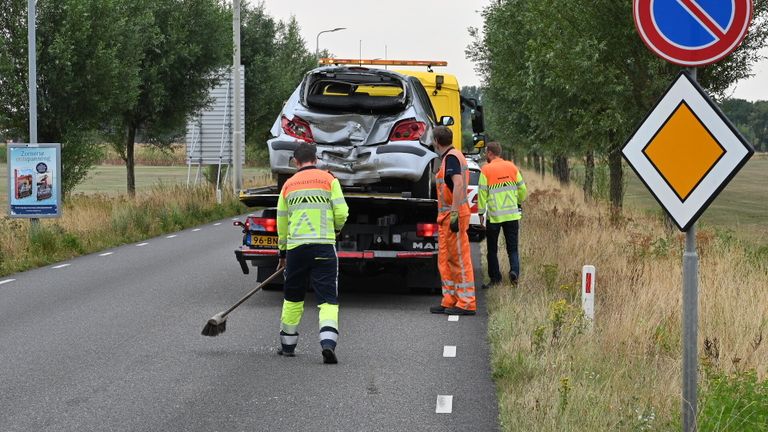 Een bergingsbedrijf heeft de aangereden auto meegenomen (foto: Perry Roovers/SQ Vision).