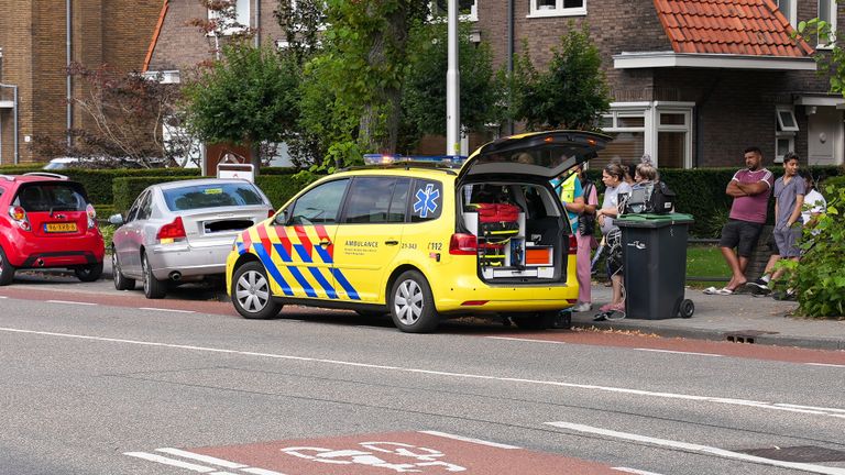 Fietsster komt in botsing met auto in Oss (foto: Gabor Heeres - SQ Vision).