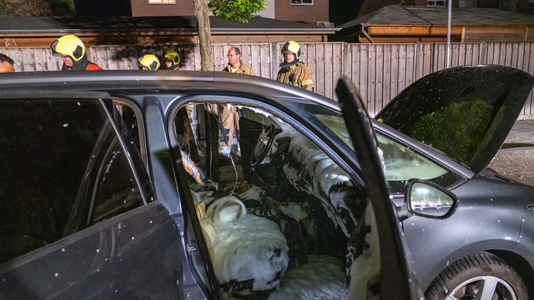 Het vuur woedde aan de binnenkant van de auto in Oudheusden (foto: Iwan van Dun/SQ Vision).