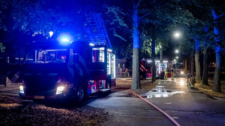 Vanwege de brand bij de manege op het terrein van zorginstelling Amarant werd de brandweer ingeschakeld (foto: Jack Brekelmans/SQ Vision).