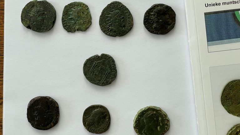 Acht Romeinse munten die Jan vond bij Sint Anthonis (foto: Jos Verkuijlen).