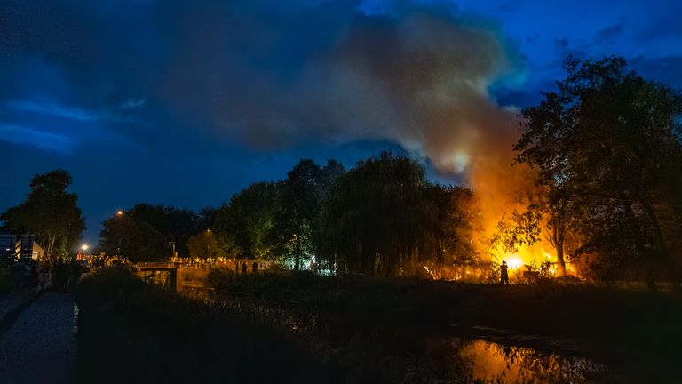 De brand trok veel bekijks langs het water (foto: SQ Vision/Iwan van Dun). 