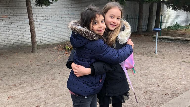 Yara (rechts) met haar vriendin Nel op school, twee jaar geleden