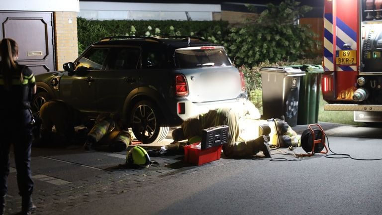 De kat zit vast onder de auto in Boxtel (foto: Sander van Gils - SQ Vision).