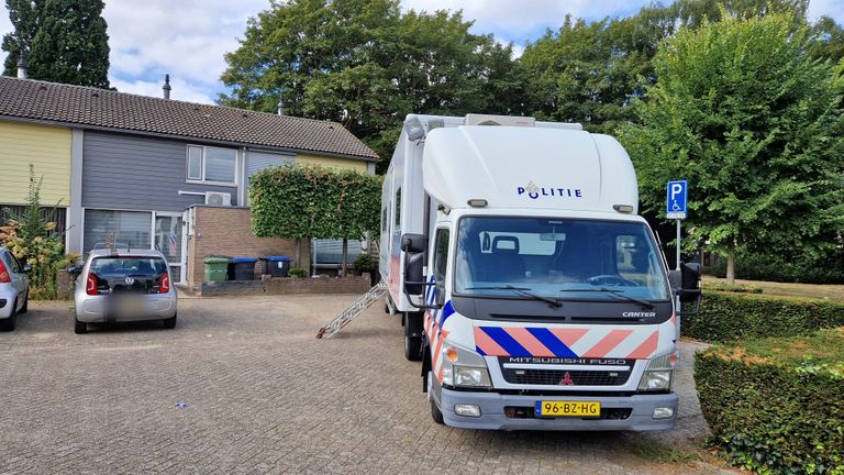 Politie bij het huis aan de Vierde Haren in Den Bosch (foto: Noël van Hooft).