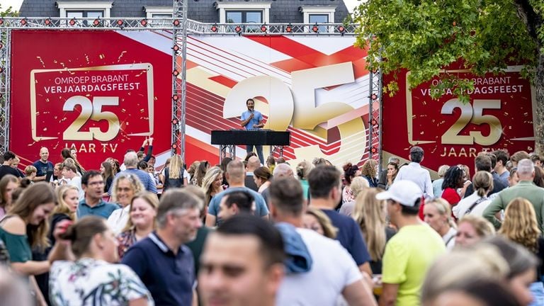 Het is druk bij het verjaarsdagfeest van Omroep Brabant. (foto: Marcel van Dorst).