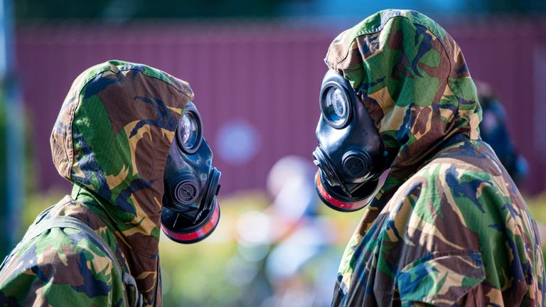 Met gasmaskers in actie (Foto Max Mostert defensie)