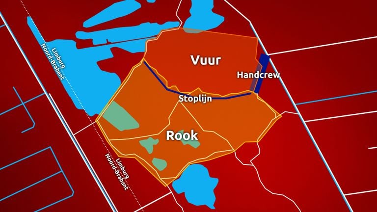 De brandweer wist het vuur tegen te houden op de stoplijn (blauwe lijn).. 