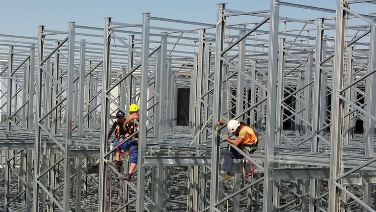 Bouwvakkers op 47 meter hoogte aan het werk (foto: Jan Peels).