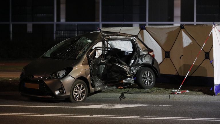 De auto na het ongeluk in Oud Gastel (foto: Christian Traets/SQ Vision).