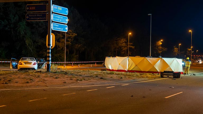 Om de bestelbus zijn witte schermen gezet (foto: Gabor Heeres/SQ Vision).