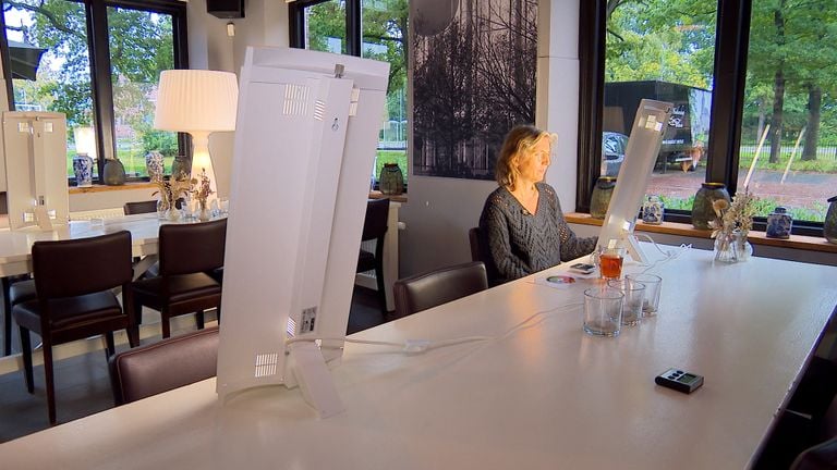 Acht plekken zijn er in het café (foto: Omroep Brabant). 