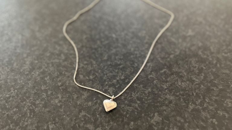 Het hangertje met de as van haar overleden moeder (foto: Rogier van Son). 