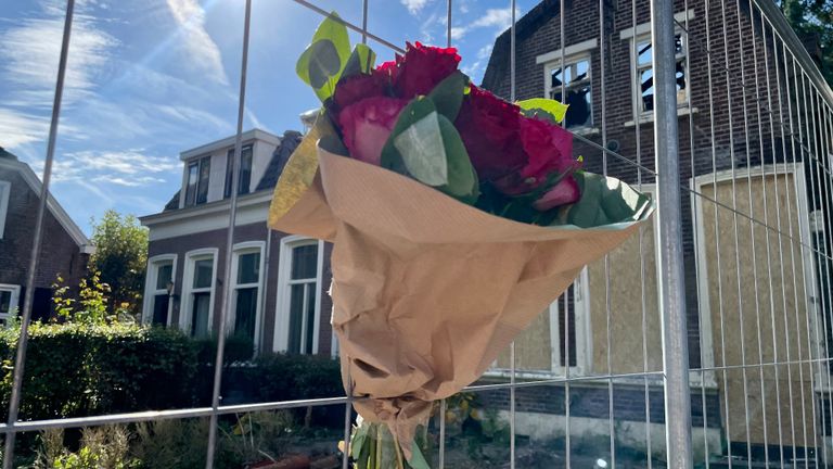 Bloemen bij het afgebrande huis van de vrouw (foto: Raymond Merkx).