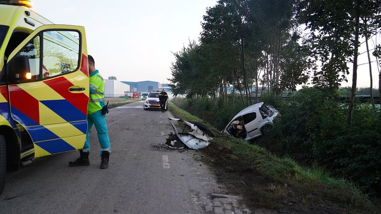 De vrouw zat bekneld in haar auto (foto: Jeroen Stuve - SQ Vision).