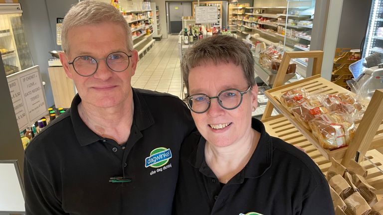 Gerry en Rietha Baltussen stoppen met hun dorpswinkel (Foto: Alice van der Plas)