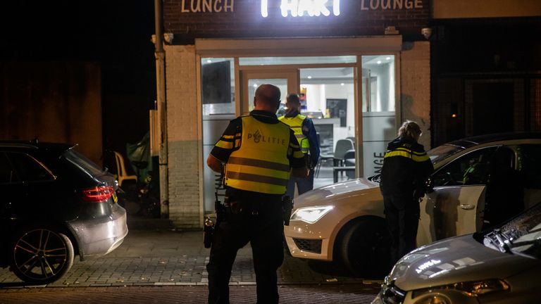 Onder meer bij deze lunchroom viel de politie binnen (foto: SQ Vision).