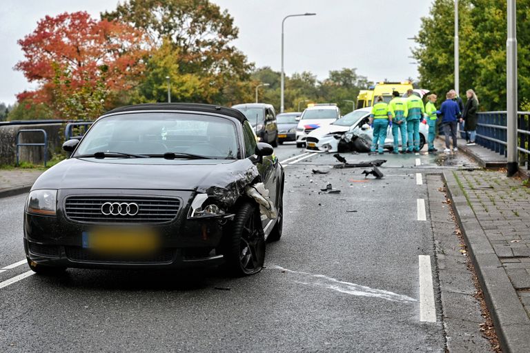 Frontale botsing op een viaduct in Tilburg (foto: Toby de Kort SQ Vision Mediaproducties)  