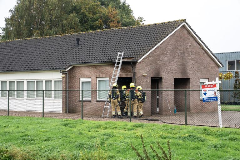 Brand bij een te koop staande woning in Elshout (foto: Iwan van Dun  SQ Vision Mediaprodukties)