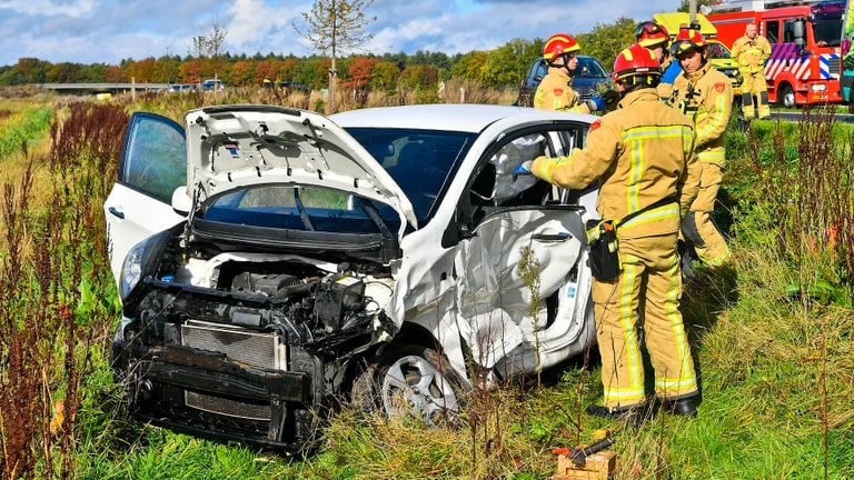 De witte auto werd geramd toen ze op de verkeerde weghelft kwam. (foto; Rico Vogels SQ Vision mediaprodukties)