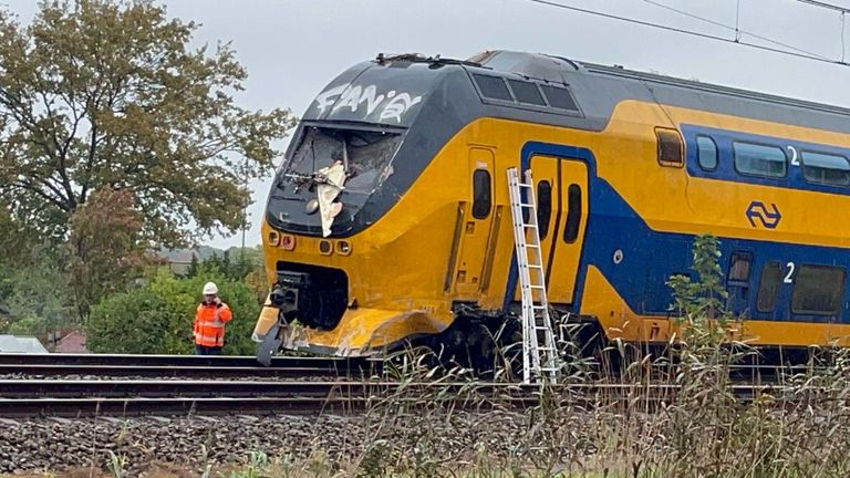 De voorruit van de trein ligt eruit (foto: Robert te Veele).