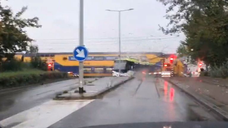 De trein rijdt dwars door de bus. 