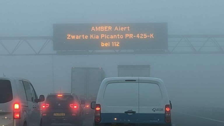 Het AMBER Alert op een matrixbord boven de snelweg.