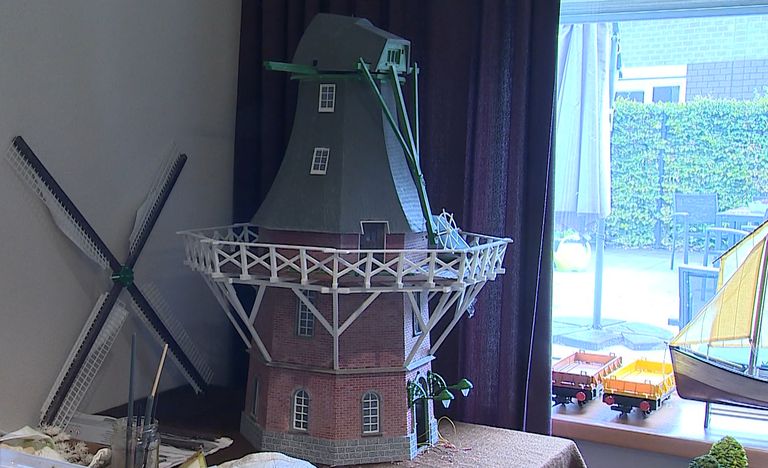 De molen is bijna klaar om geplaatst te worden in de binnentuin.