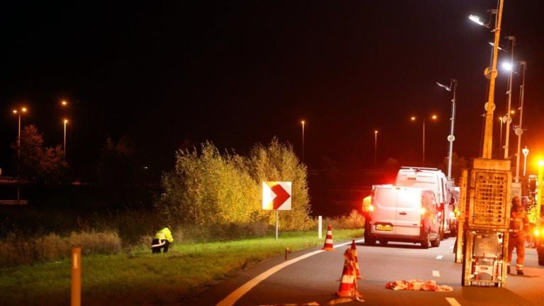 De politie doet woensdagnacht onderzoek bij knooppunt Empel (foto: Bart Meesters - SQ Vision).