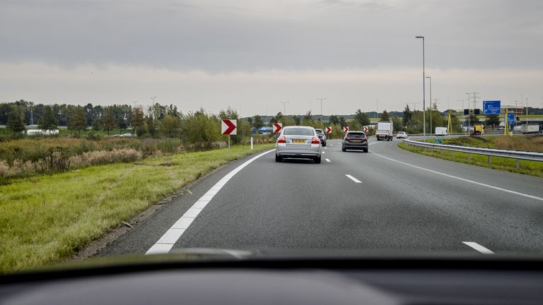 De plek waar de auto van Sanne en Hebe van de weg raakte. (Foto: ANP)