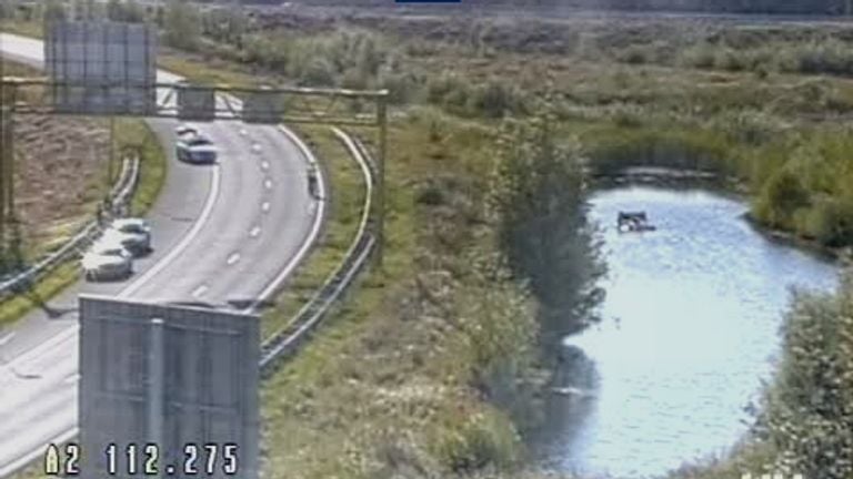 In 2020 belandde ook een auto in het water bij knooppunt Empel. (Foto: Rijkswaterstaat)