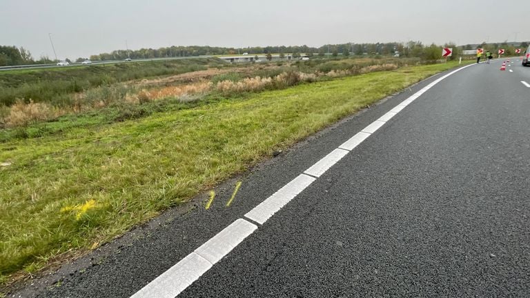 De gele markering geeft aan waar de auto van de weg is geraakt (foto: Eva de Schipper).