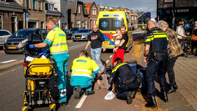 Vrouw op scootmobiel aangereden in Oosterhout (foto: Marcel van Dorst - SQ Vision). 