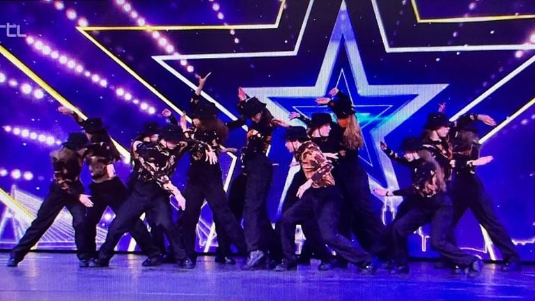 De act waarmee de dansgroep en Jadey de finale bereikte (foto: uitzending Hollands Got Talent).
